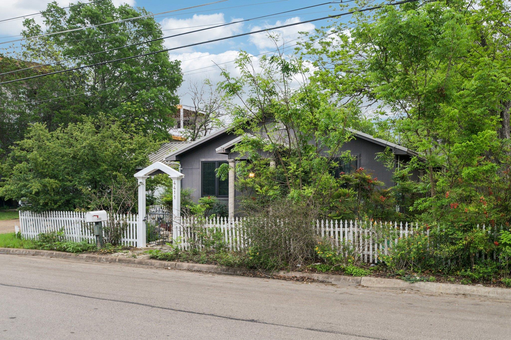 4411 Banister LN