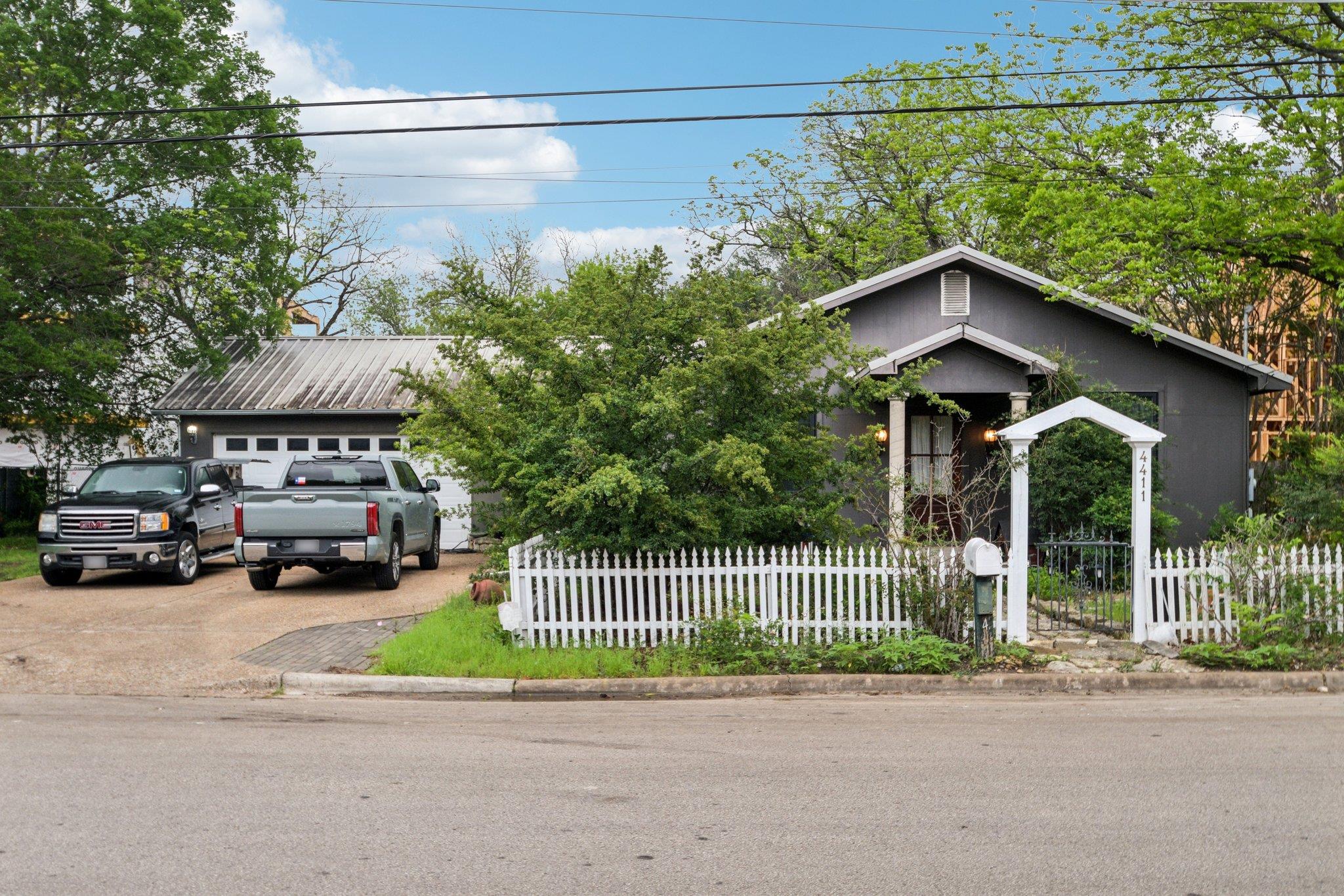 4411 Banister LN