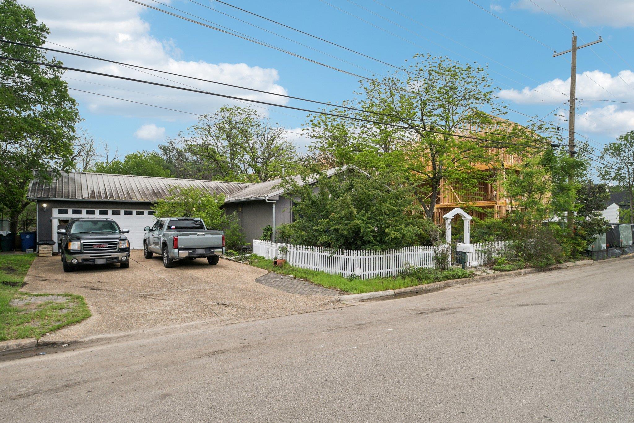 4411 Banister LN