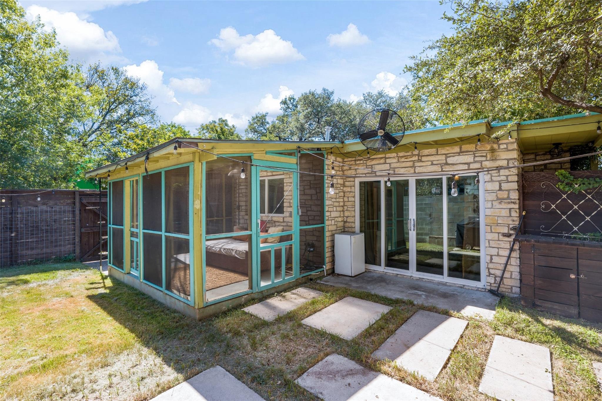 401 W Live Oak St