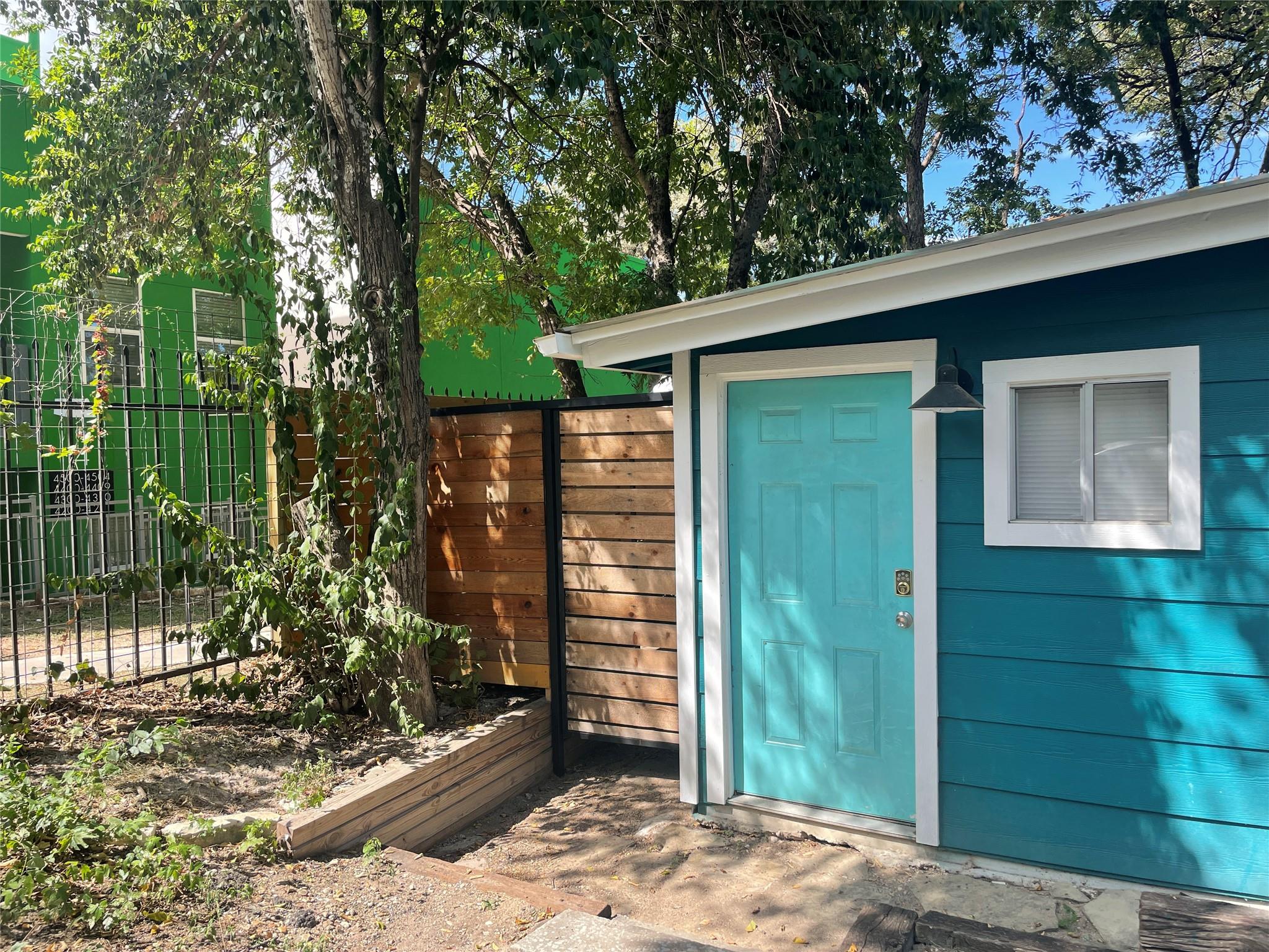 401 W Live Oak St