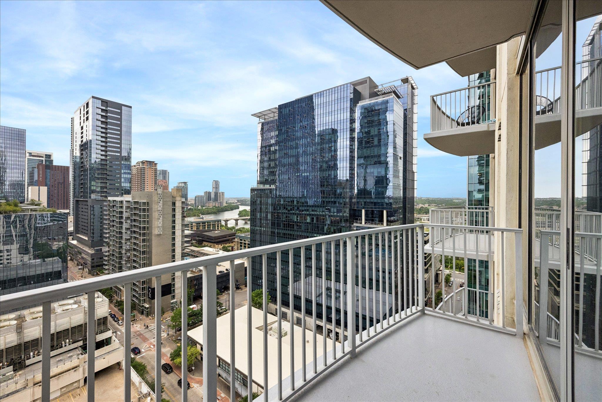 360 Nueces ST # 2005
