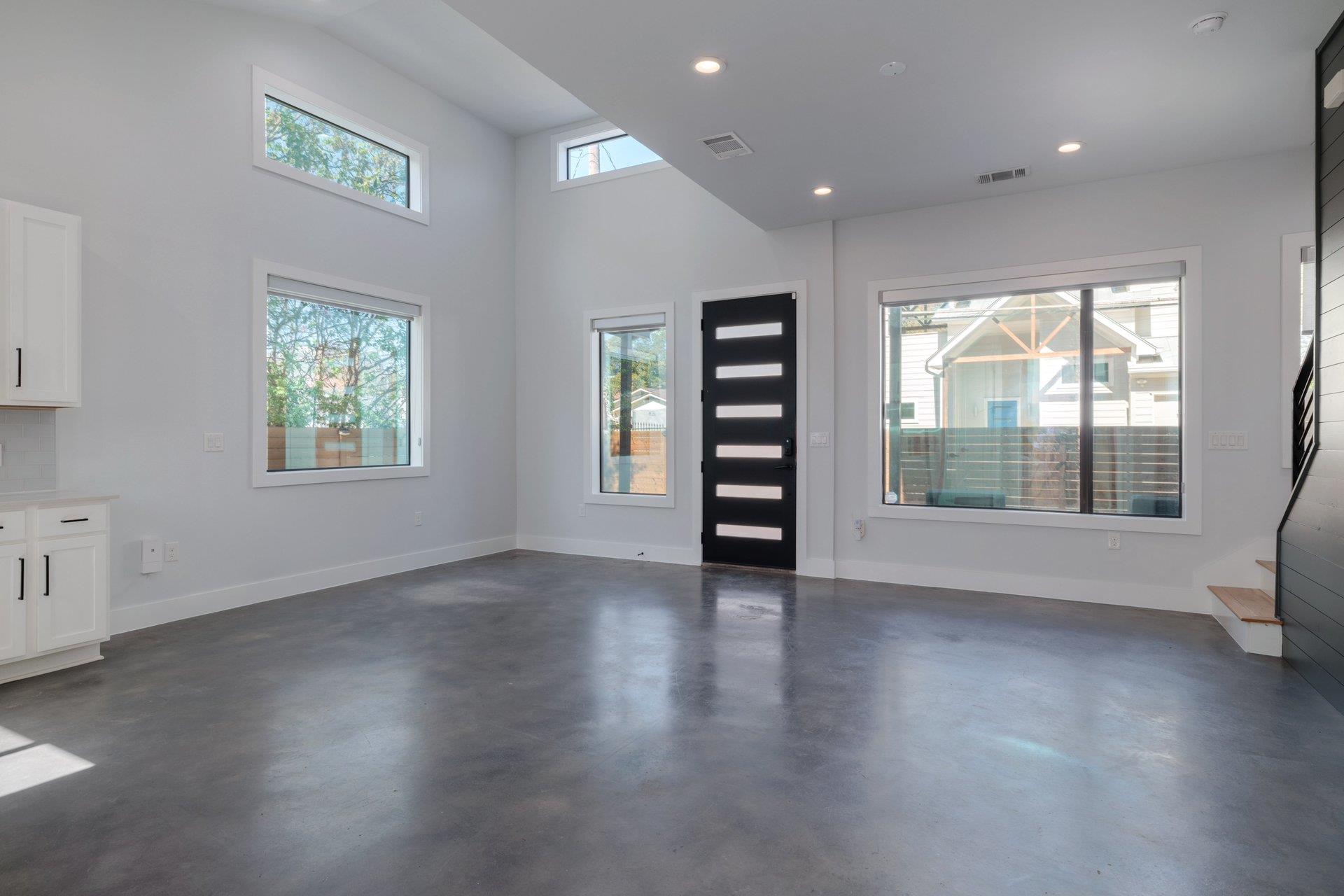 1104 E 2nd ST # 2