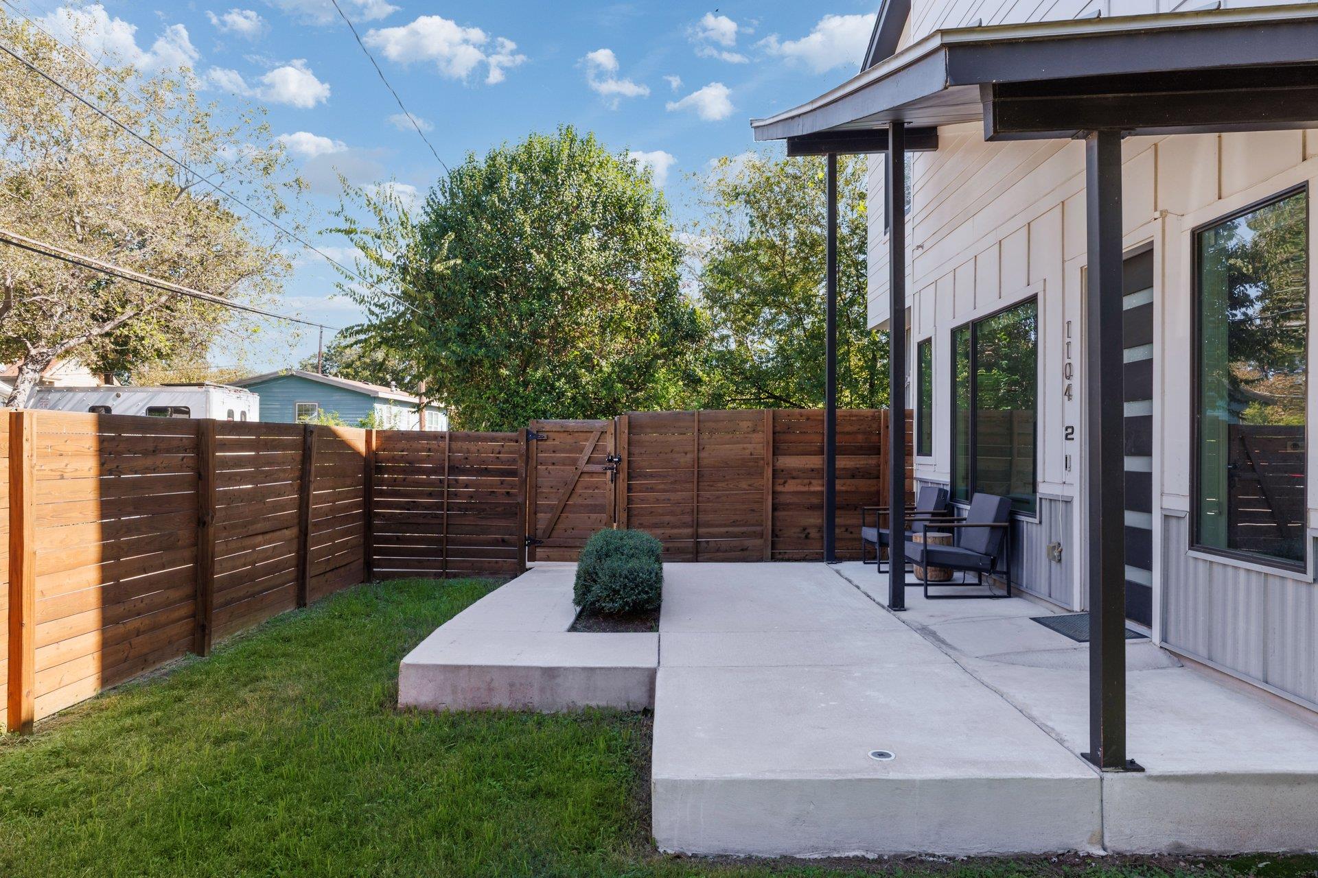 1104 E 2nd ST # 2