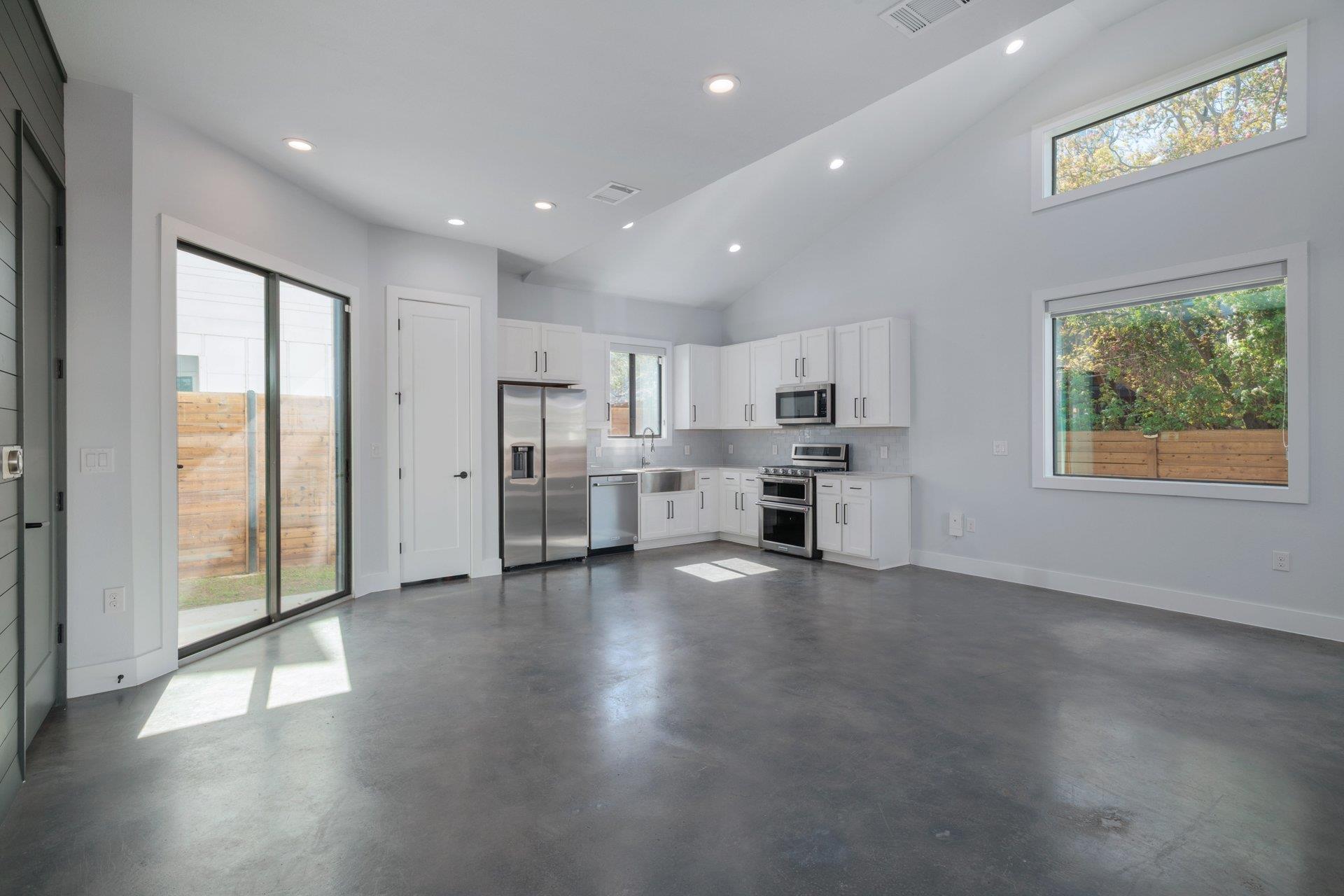 1104 E 2nd ST # 2
