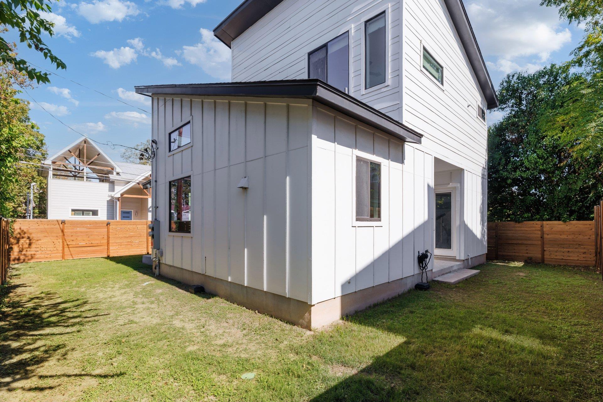 1104 E 2nd ST # 2