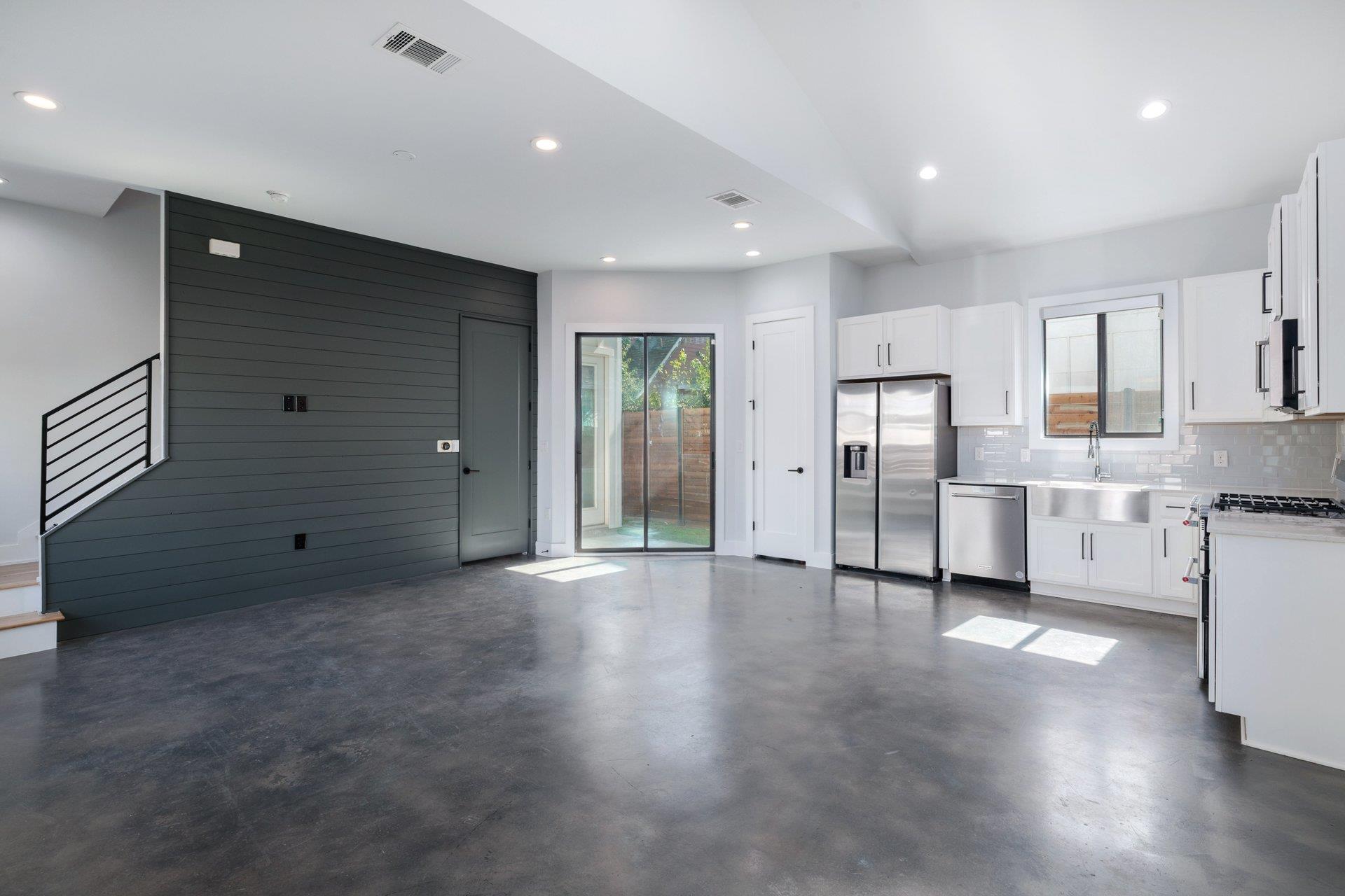 1104 E 2nd ST # 2