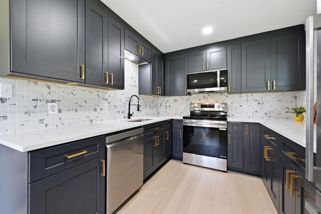 819 Lakeshore LOOP