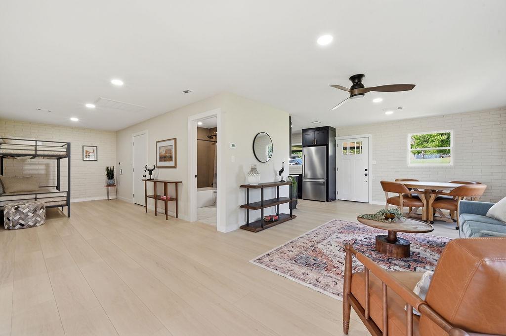 819 Lakeshore LOOP