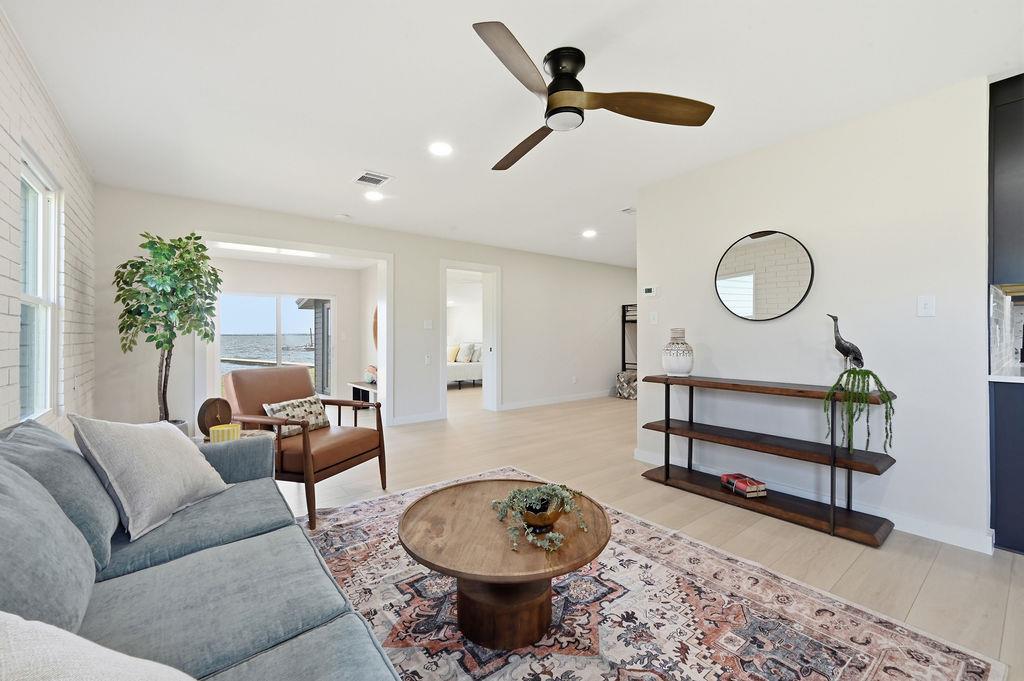 819 Lakeshore LOOP