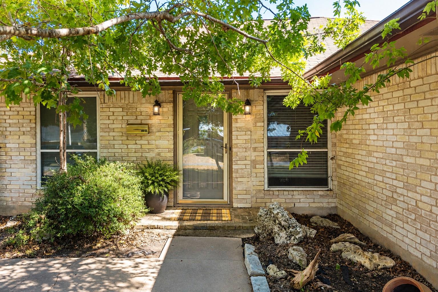 5505 Pendleton LN