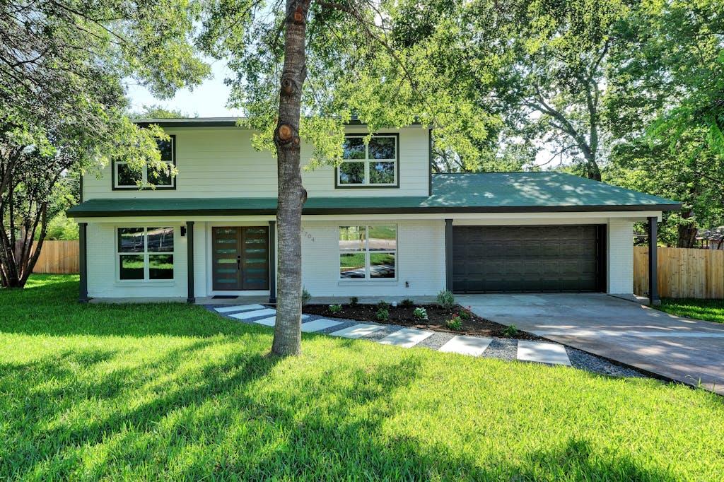 2704 Loyola LN