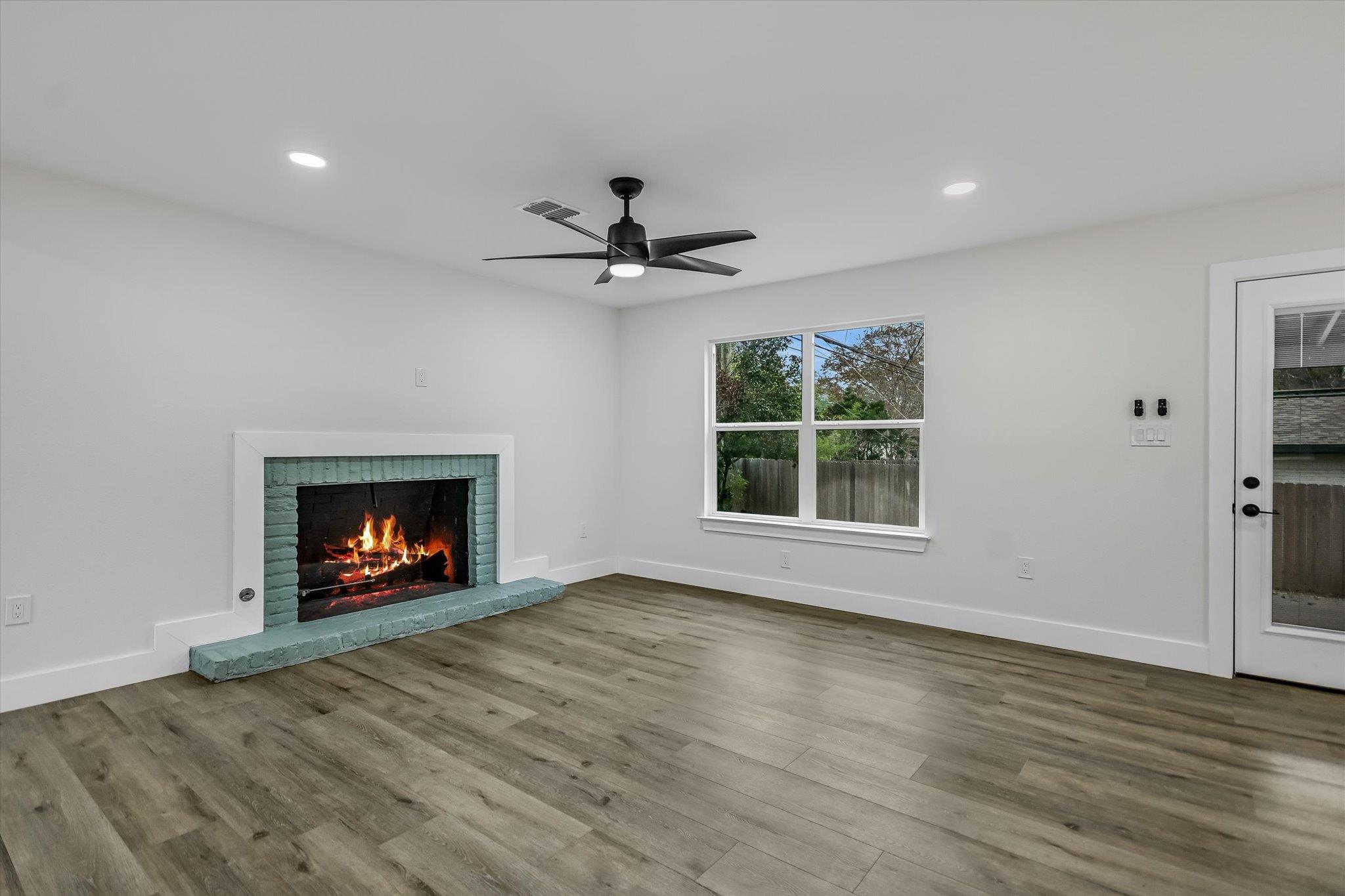 2704 Loyola LN