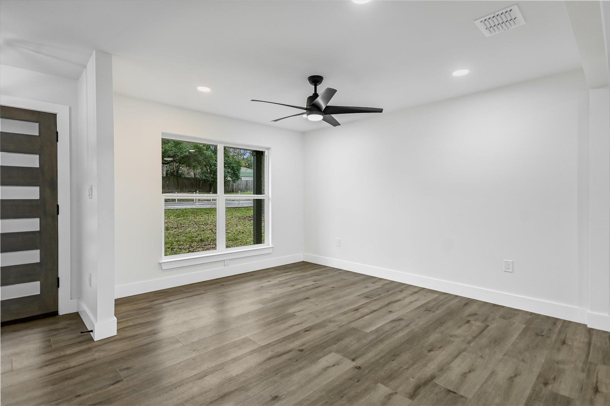 2704 Loyola LN