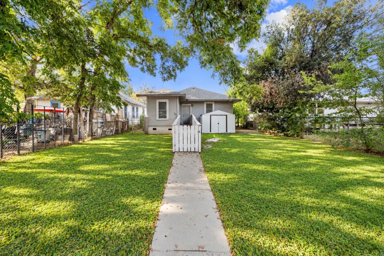 2032 E Cesar Chavez ST