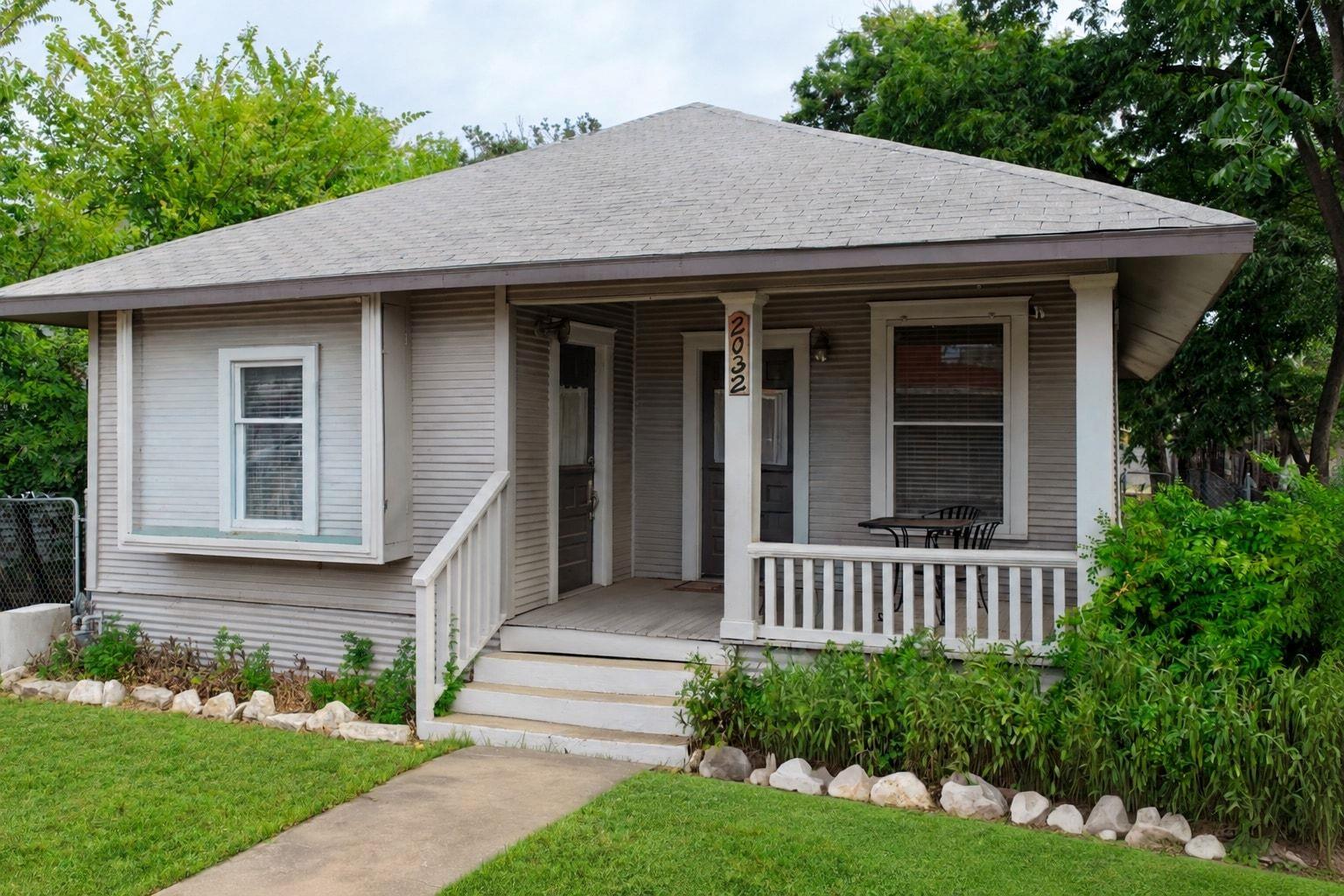 2032 E Cesar Chavez ST
