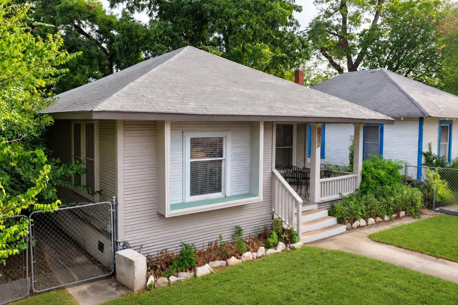 2032 E Cesar Chavez ST