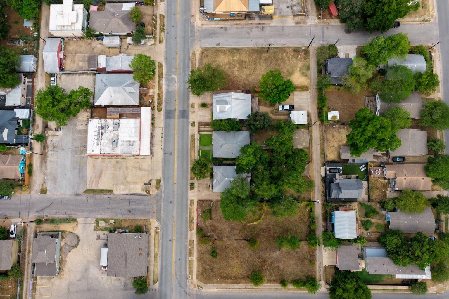 2032 E Cesar Chavez ST