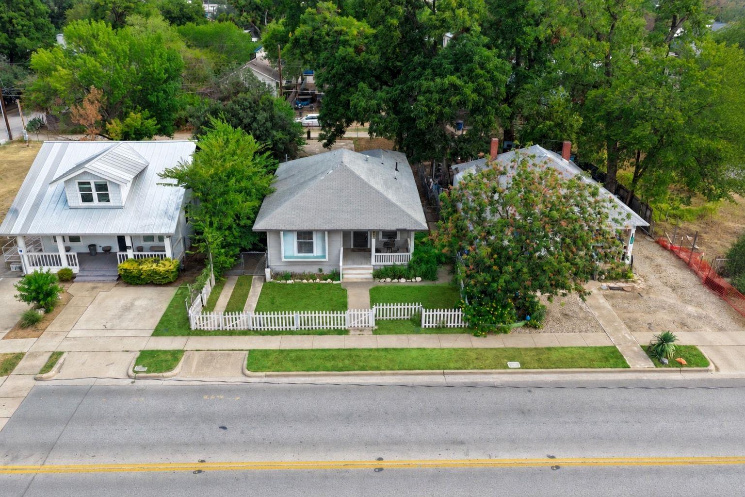 2032 E Cesar Chavez ST