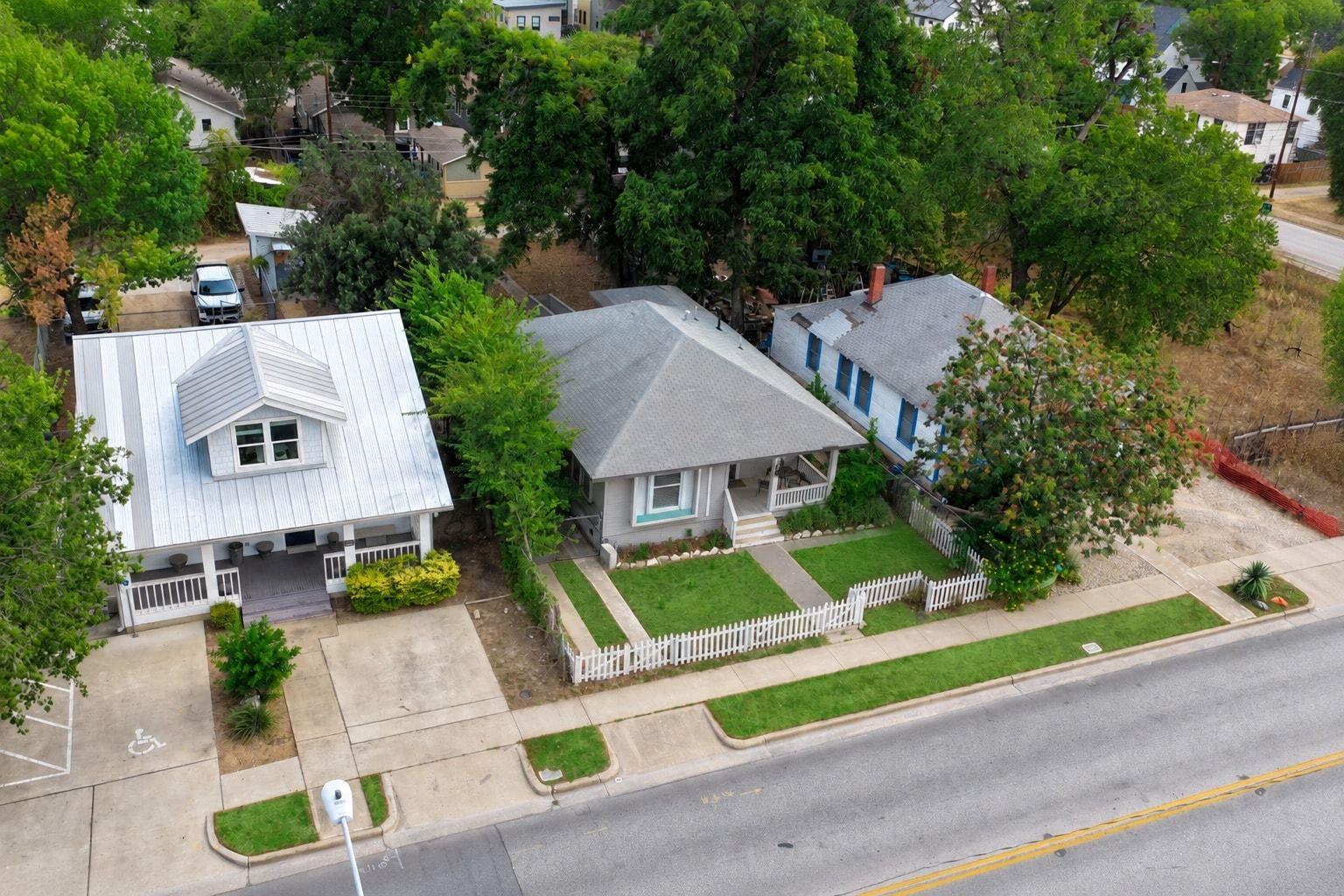 2032 E Cesar Chavez ST