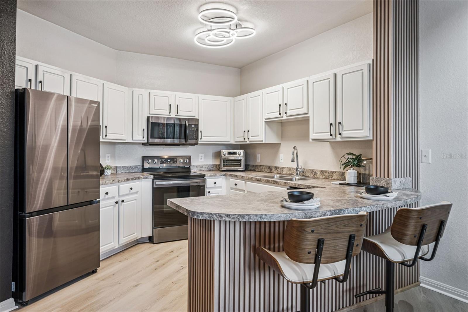 911 N ORANGE AVE #548