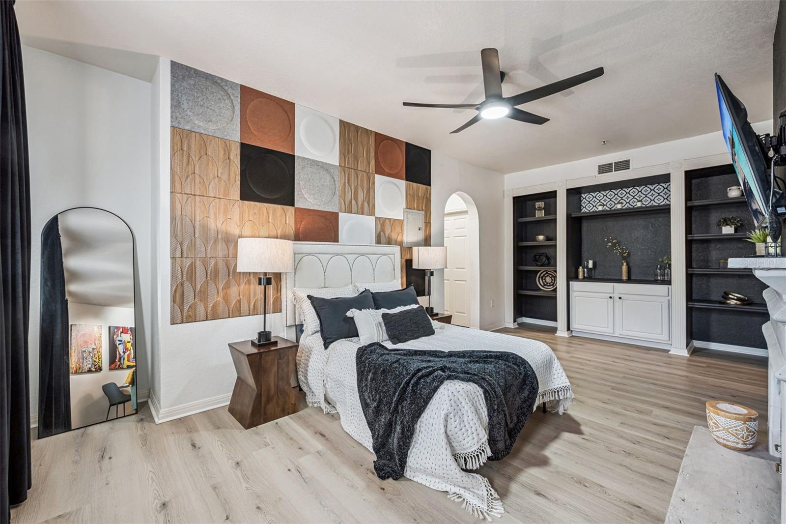 911 N ORANGE AVE #548