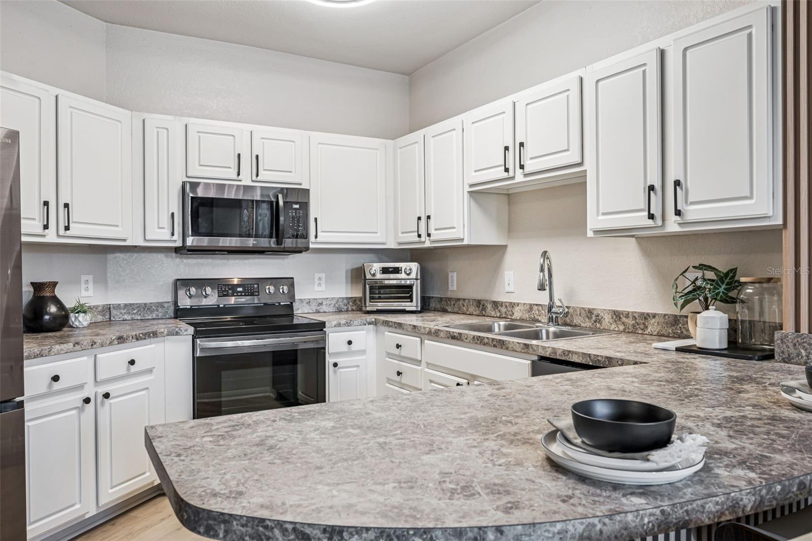 911 N ORANGE AVE #548