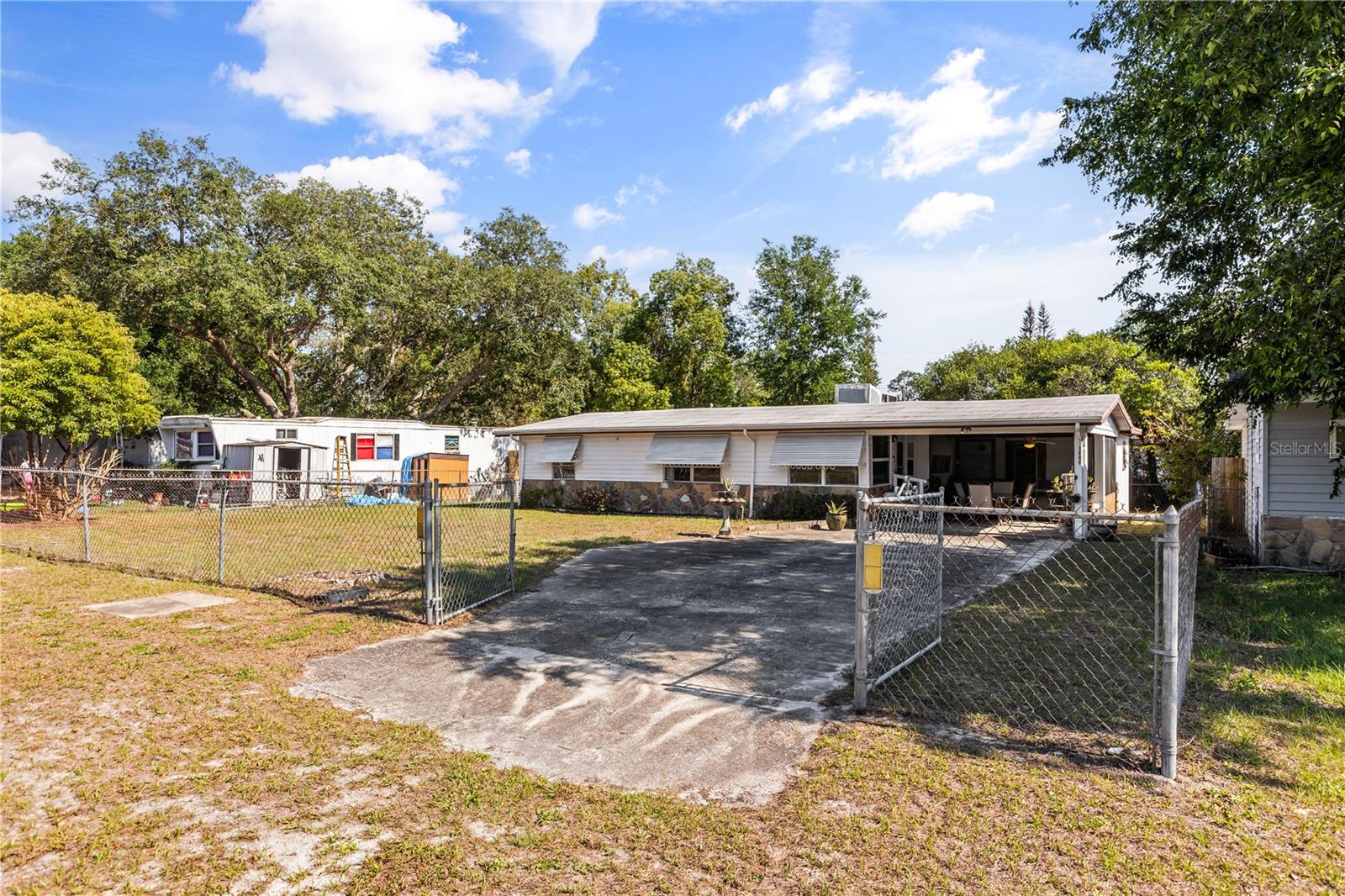 1520 PARK DR