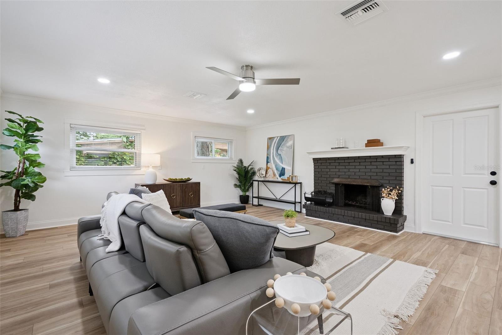 370 SULTANA LN
