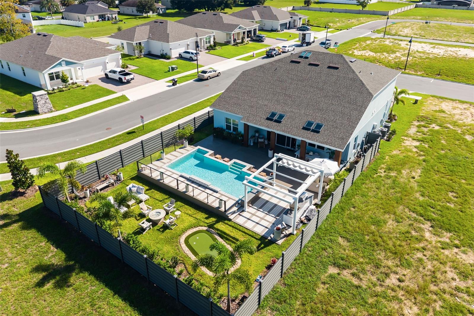 462 EMERALD GROVE DR