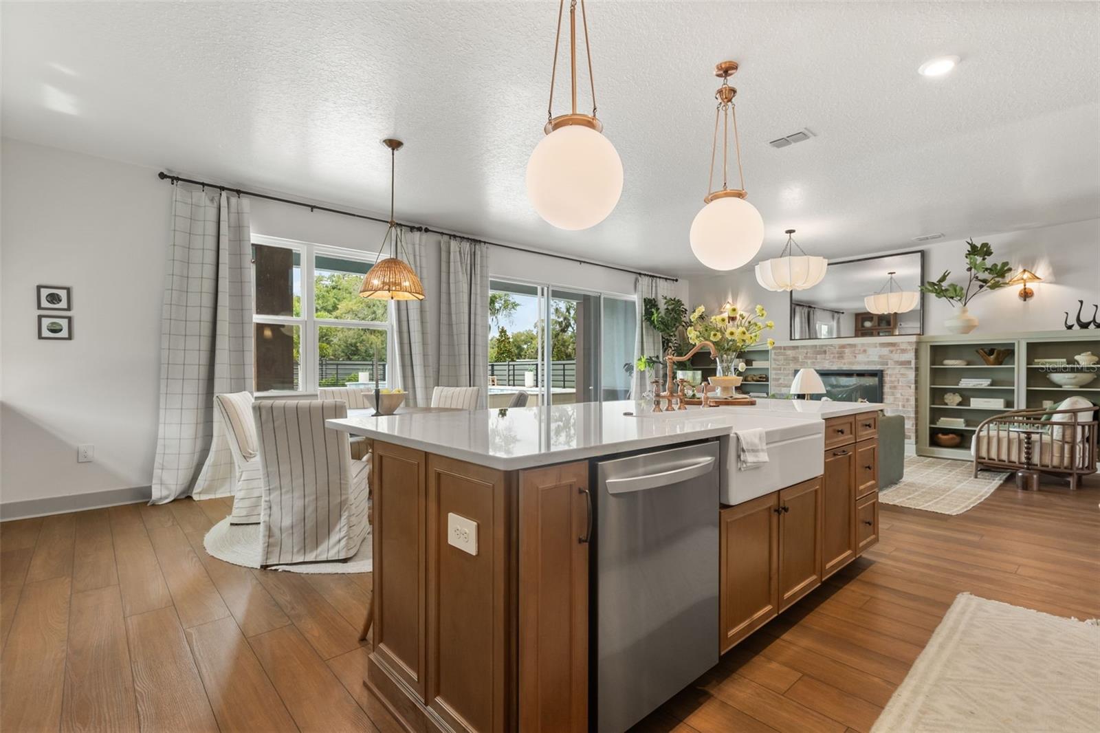 462 EMERALD GROVE DR