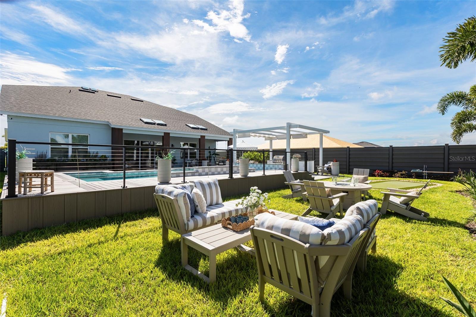 462 EMERALD GROVE DR