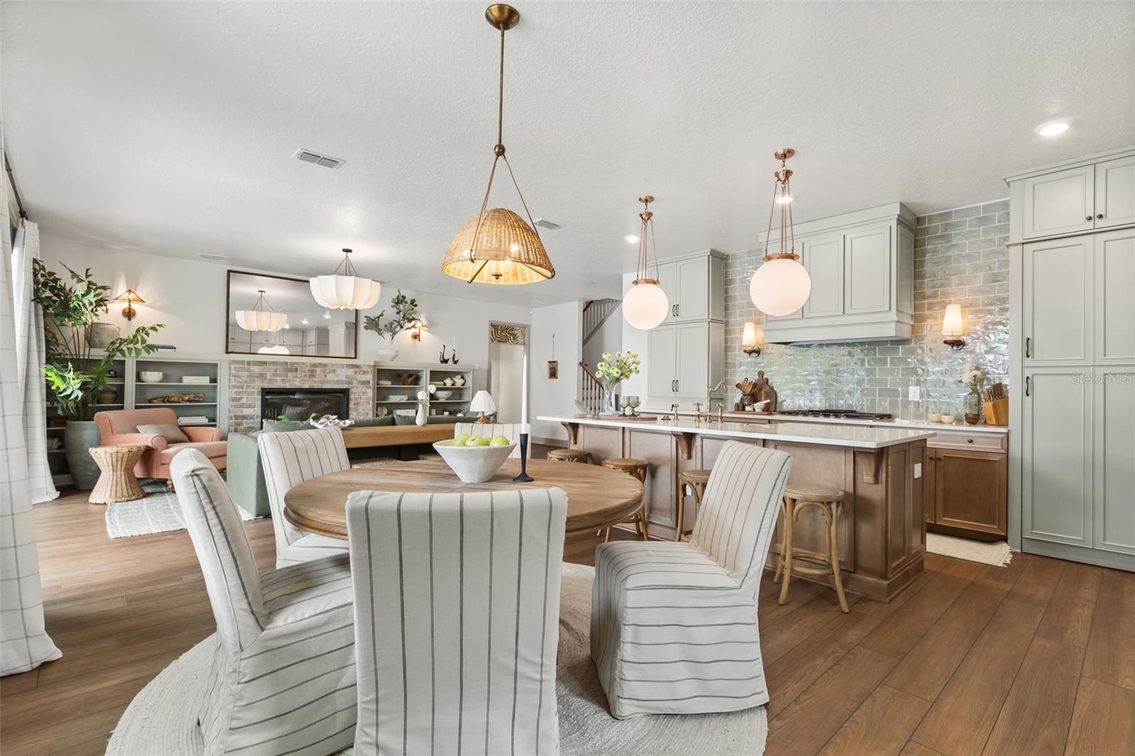462 EMERALD GROVE DR