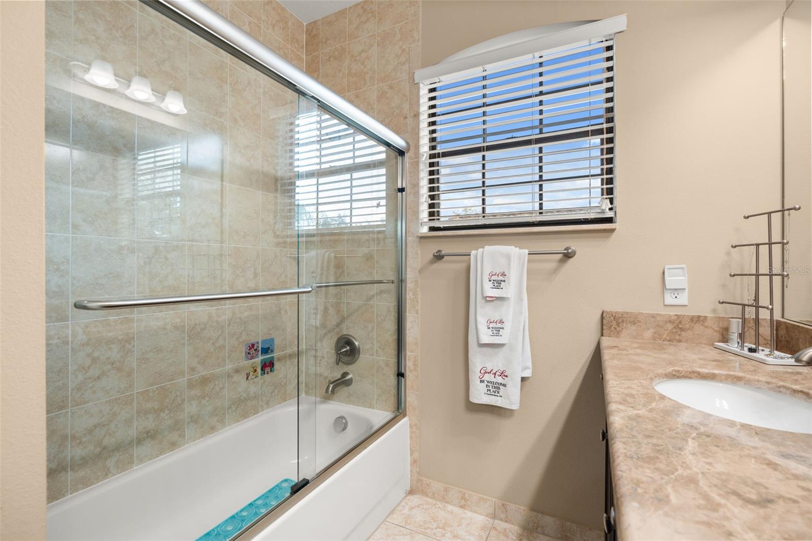 1260 BELLA VISTA CIR