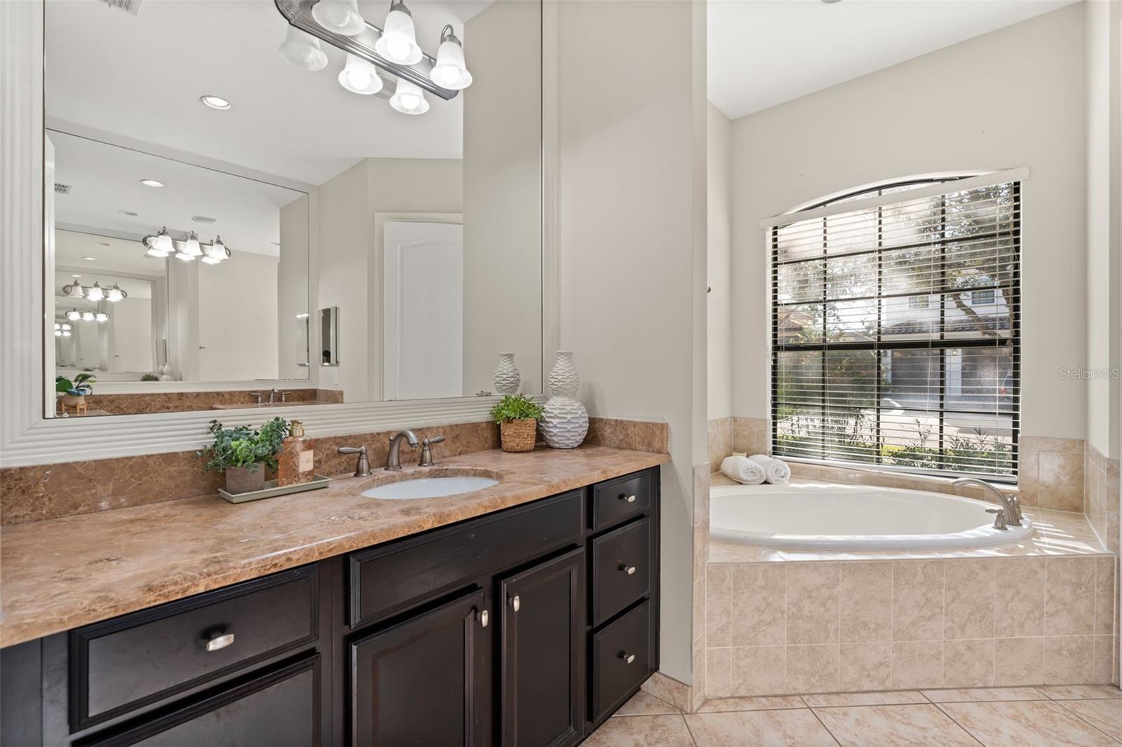 1260 BELLA VISTA CIR