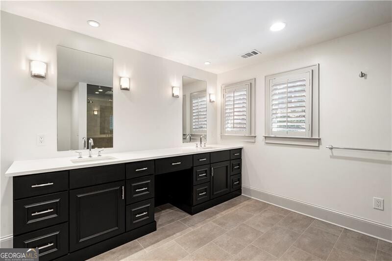 712 Gladstone Road NW