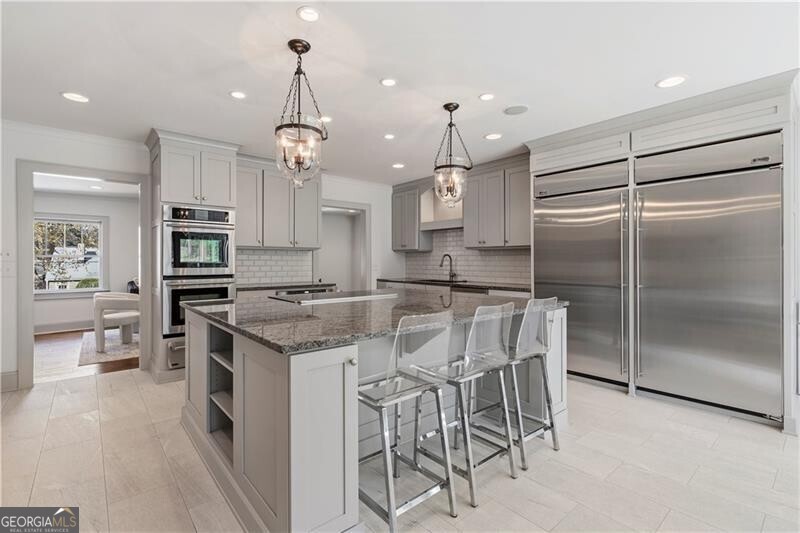 712 Gladstone Road NW