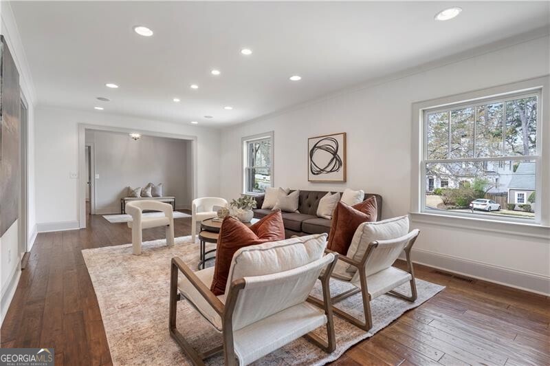 712 Gladstone Road NW