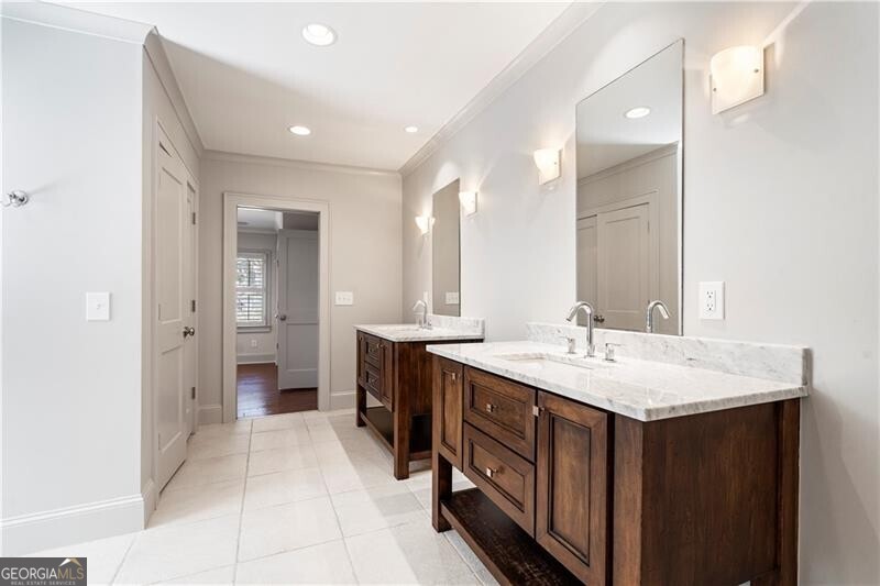 712 Gladstone Road NW