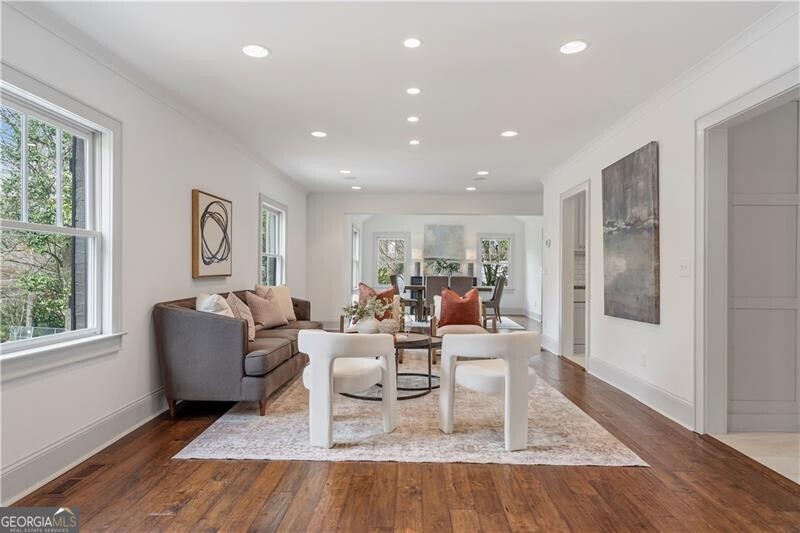 712 Gladstone Road NW