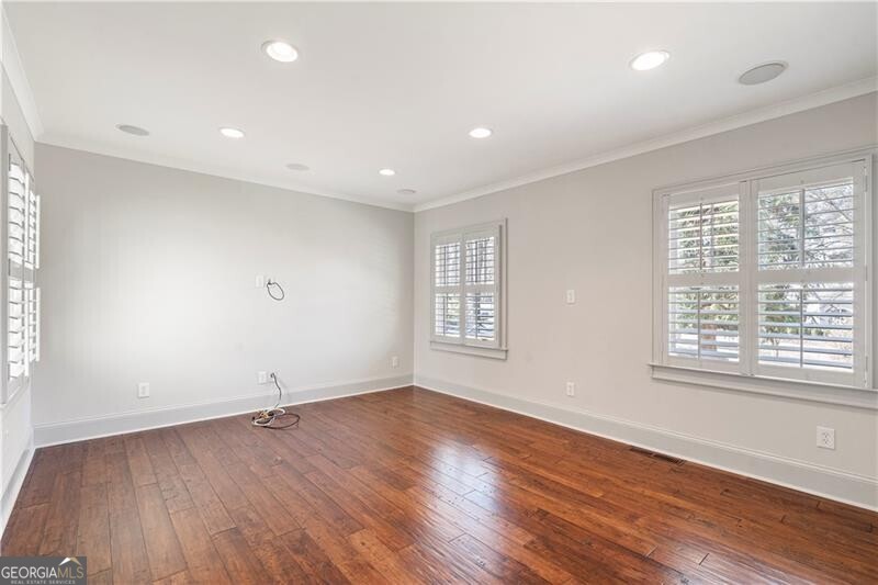 712 Gladstone Road NW