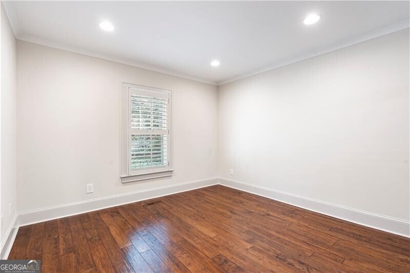 712 Gladstone Road NW