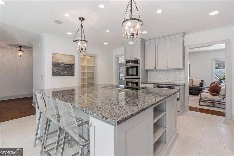 712 Gladstone Road NW