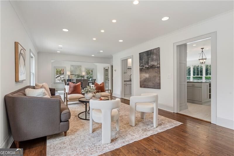 712 Gladstone Road NW