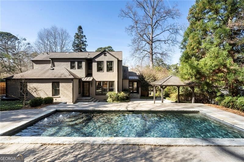 712 Gladstone Road NW