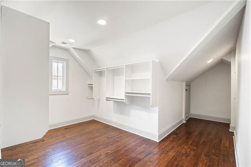 712 Gladstone Road NW