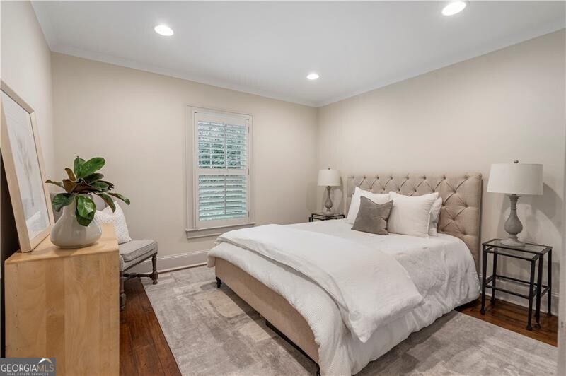 712 Gladstone Road NW