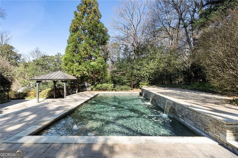 712 Gladstone Road NW