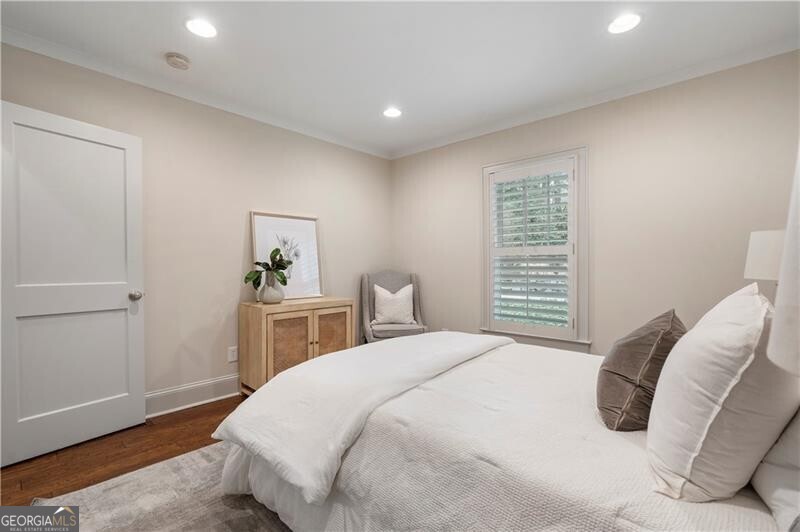 712 Gladstone Road NW