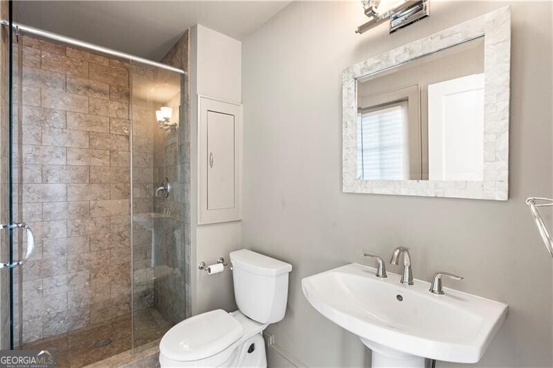 712 Gladstone Road NW